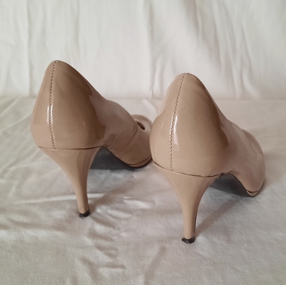 Tahari Colette Heels, Toast, 6.5 - Picture 3 of 5